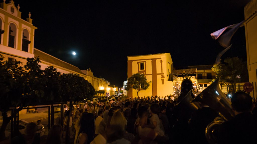 Virgen de la Soledad por San Andrés con la luna llena de fondo