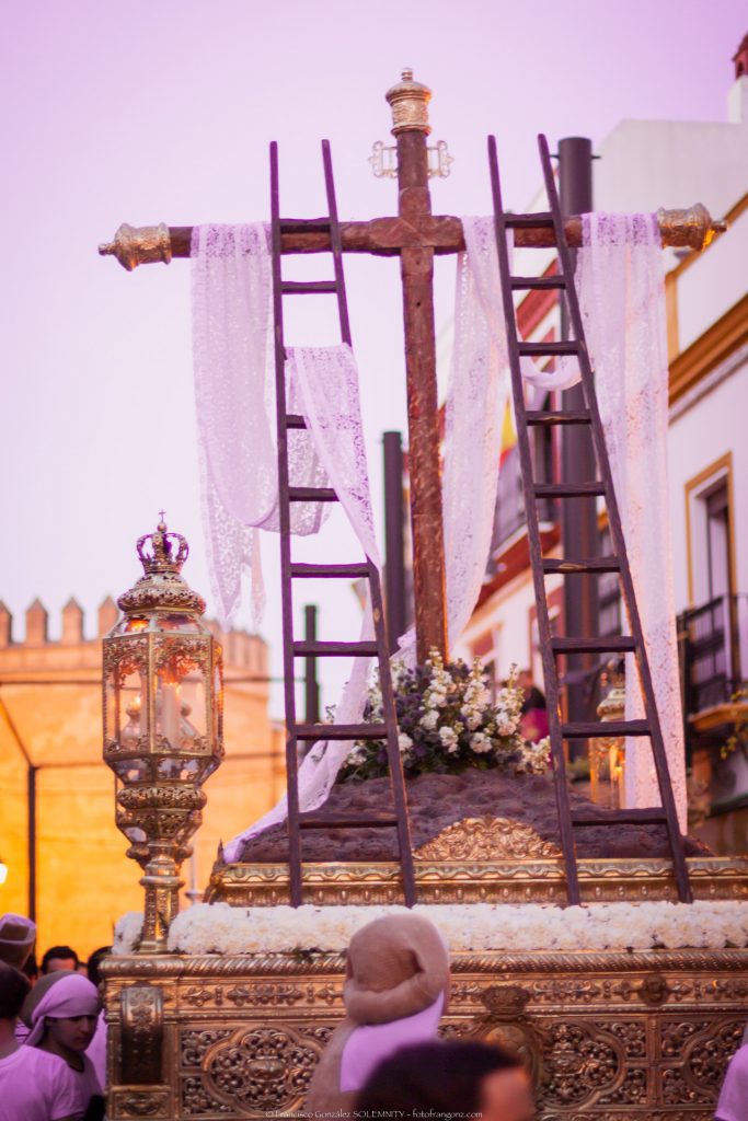 Triunfo de la Santa Cruz Escalerilla por la calle san pedro Santo Entierro Soledad Semana Santa Marchena 2022