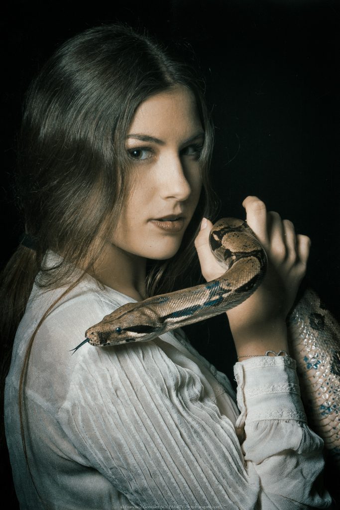 Fotografía artística fineart en estudio chica con serpiente en sevilla